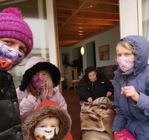 Barbara Jolly family with masks